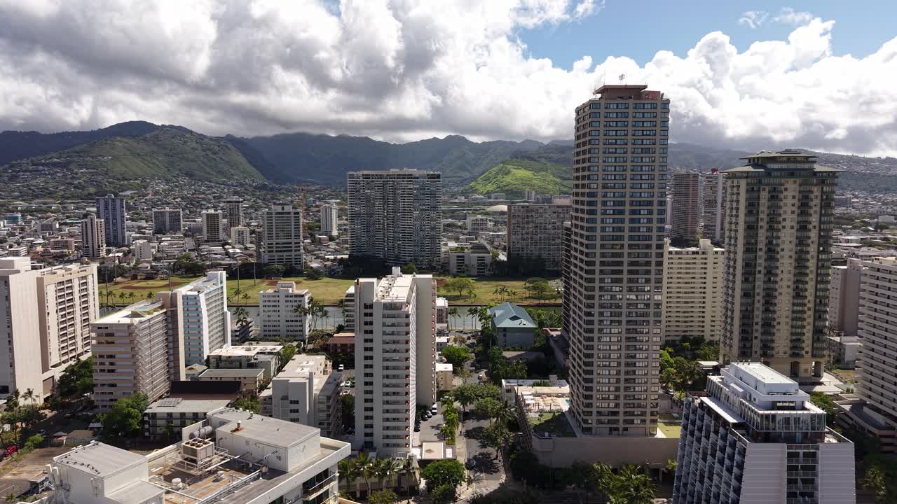 Honolulu, Havaí, EUA: filmagem com drone de torres de condomínios e parque ao longo do canal Ala Wai, bairro de Waikiki