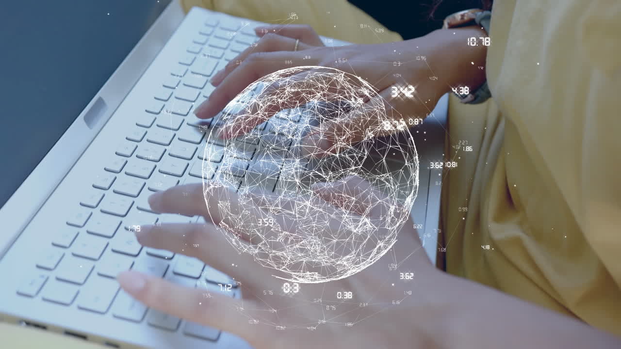 animación del globo con conexiones y procesamiento de datos sobre mujer biracial usando portátil