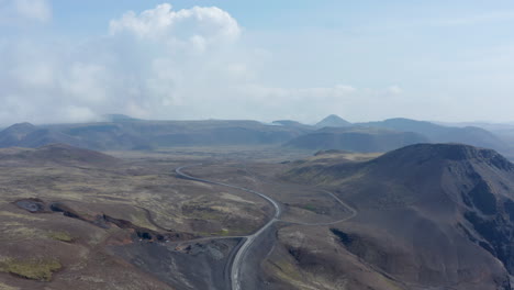 Umgekehrte-Luftaufnahme-Der-Wunderschönen-Wildnis-Der-Isländischen-Landschaft.-Drohnenansicht-Der-Ringstraße,-Die-Durch-Das-Isländische-Panorama-Zwischen-Bergen-Und-Klippen-Verläuft