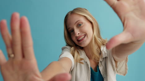 mujer feliz posando para una selfie