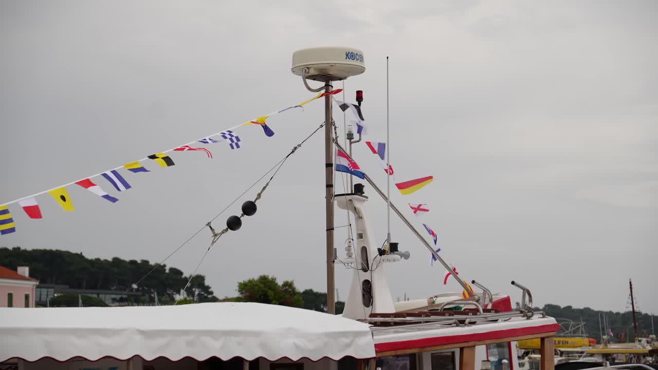 배의 하드 ⁇ 과 안테나에 부착된 국가  ⁇ 발