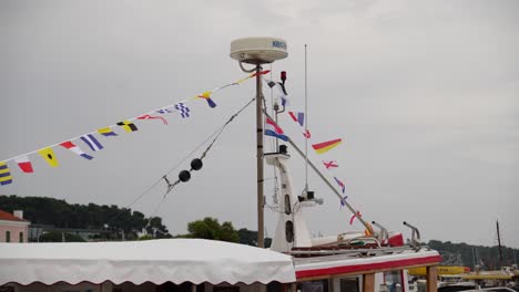 Banderas-Nacionales-Ondeando-Unidas-Al-Techo-Rígido-Y-A-La-Antena-De-Un-Barco.