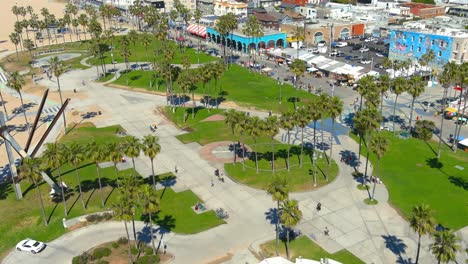 paseo marítimo de la playa de venecia | mosca aérea por tiro | iluminación de la tarde