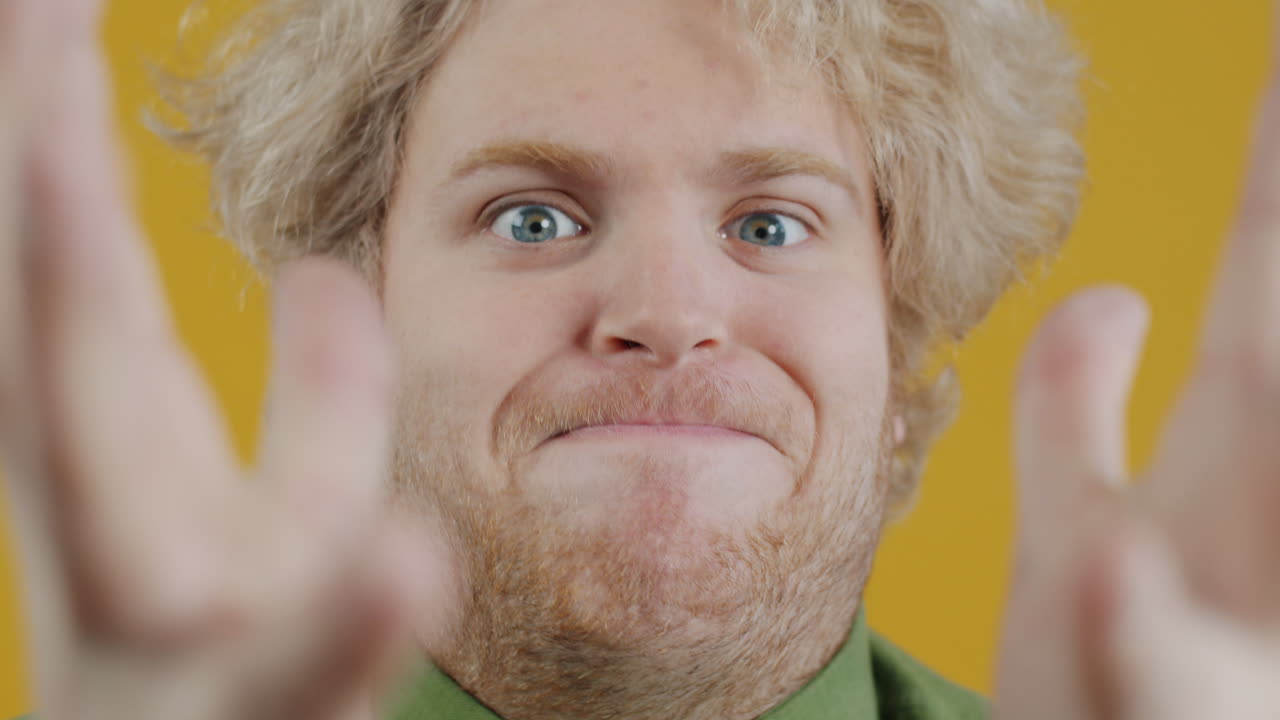 hombre con una expresión de sorpresa