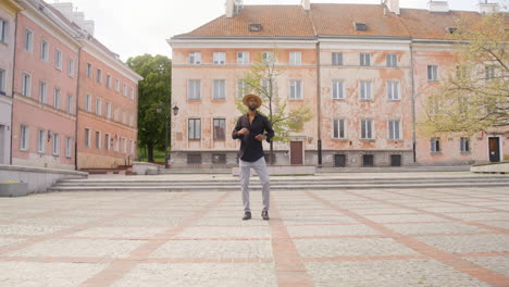 hombre afro caribeño bailando solo en una plaza pública