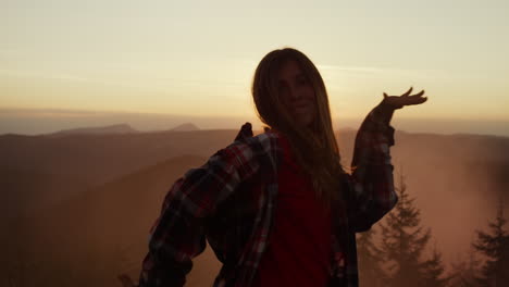 mujer bailando al atardecer en las montañas