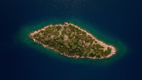 una toma aérea cinematográfica de arriba hacia abajo de una isla de ítaca en grecia