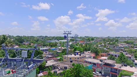 ascensor de góndola sobre el centro de los alcarrizos en santo domingo, república dominicana