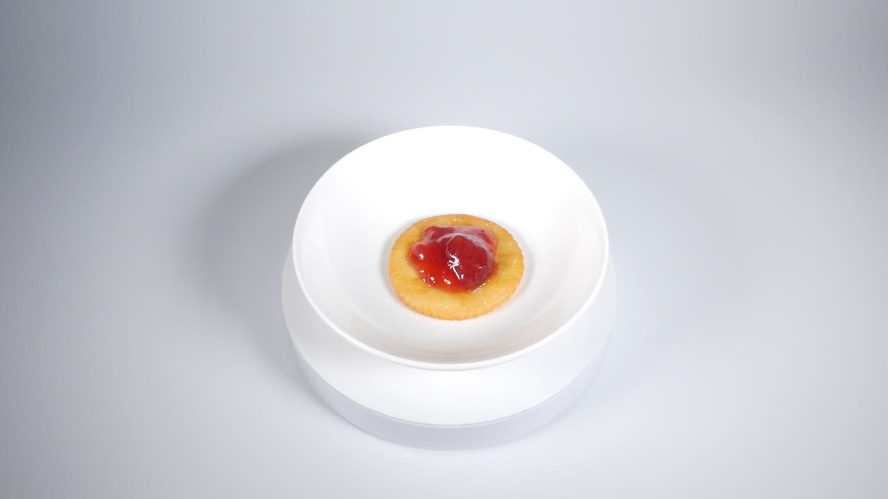 Round crackers with strawberry jam