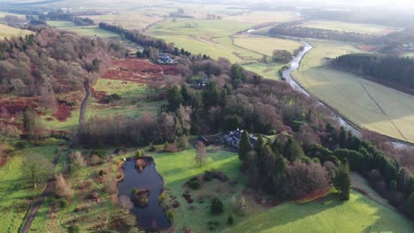 Video-De-Drones-Sobre-Una-Finca-Escocesa-Con-Lagos,-Tierras-Altas,-Silvicultura-Y-Ríos