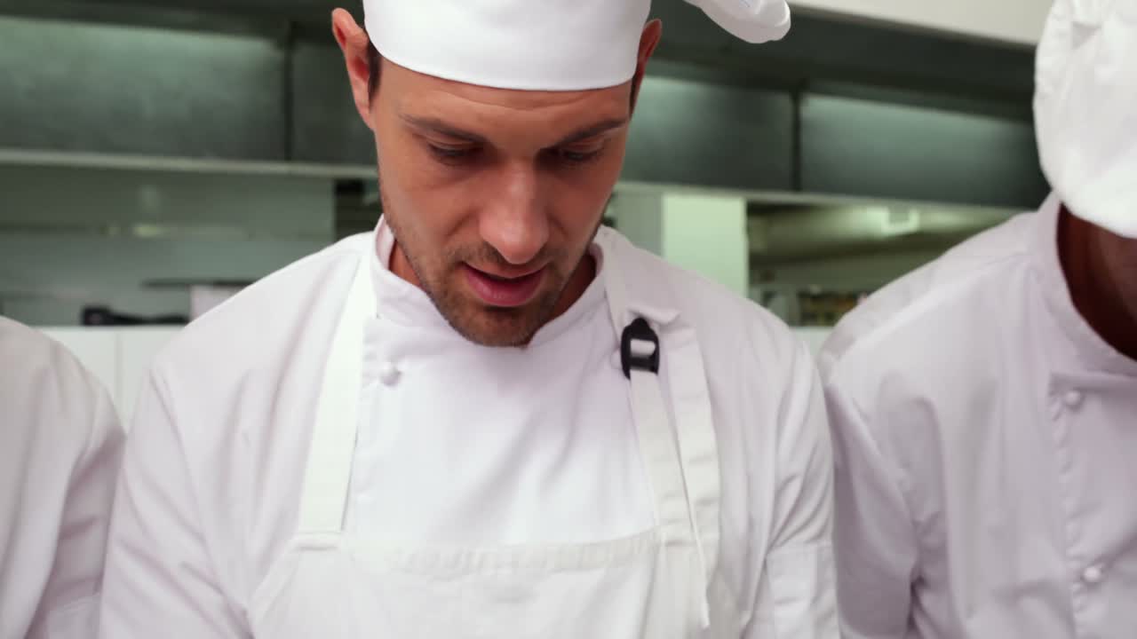 cocineros enfocados hablando en fila