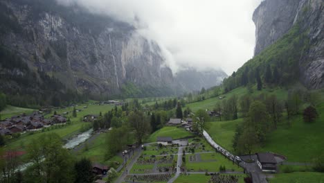 Impresionante-Paisaje-Montañoso-Del-Valle-De-Lauterbrunnen,-Suiza---Antena