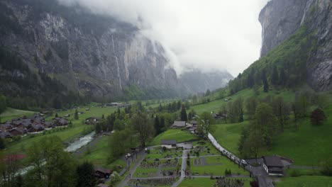 impresionante paisaje de valle y montaña de lauterbrunnen, suiza - vista desde el aire