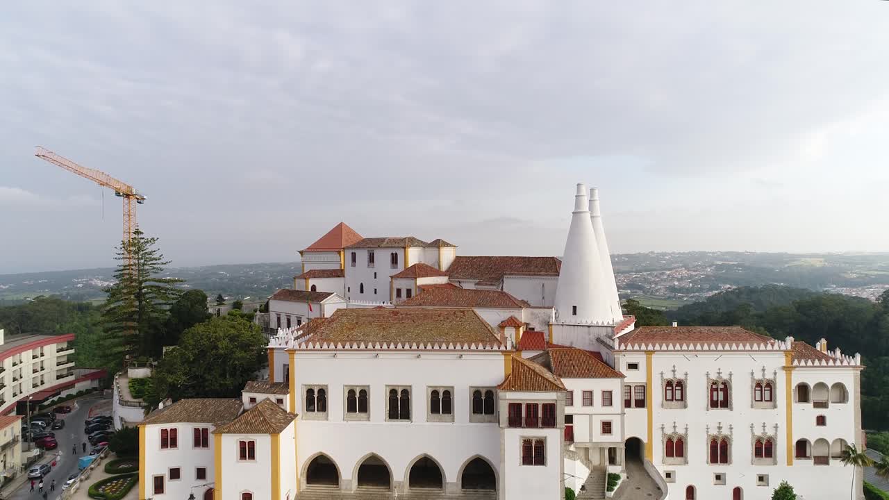 paisaje pintoresco con el palacio nacional de sintra en un soleado día de primavera