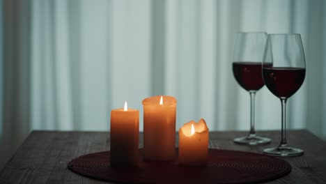 cena romántica con velas y vino