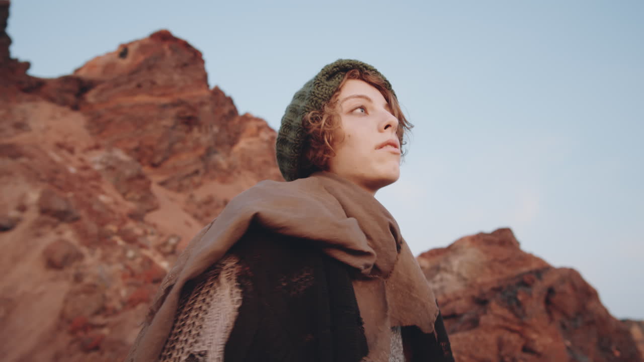 포스트 아포칼립스 세계에서 비닐 음악에 춤추는 여성