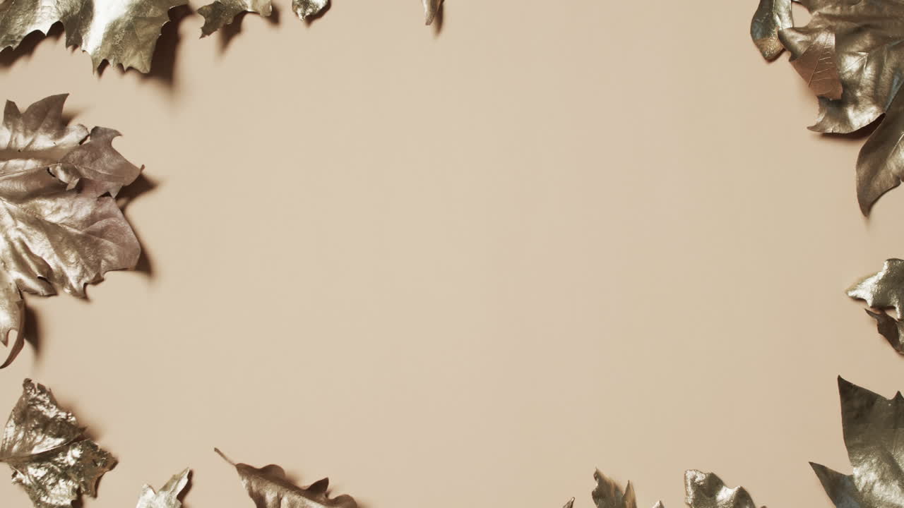 노란색 배경에 복사 공간과 함께 할로윈 가을 금속 잎의 비디오