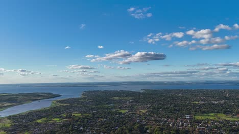 Zeitraffer-Von-Wolken-über-Einer-Stadt-Voller-Grünflächen,-Mit-Dem-Fluss-Paraná-Im-Hintergrund