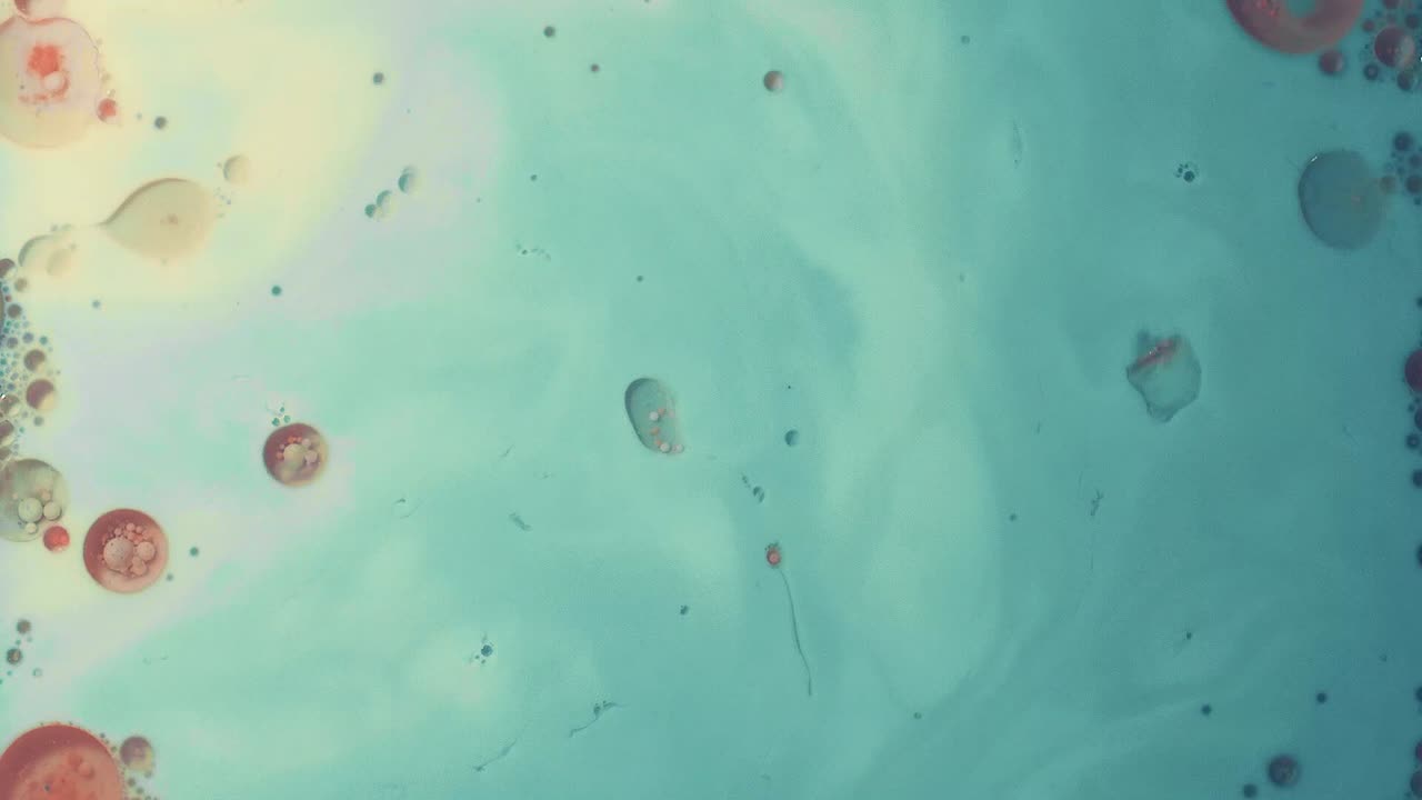 montones de campanas alejándose y ondeando después en un mar azul