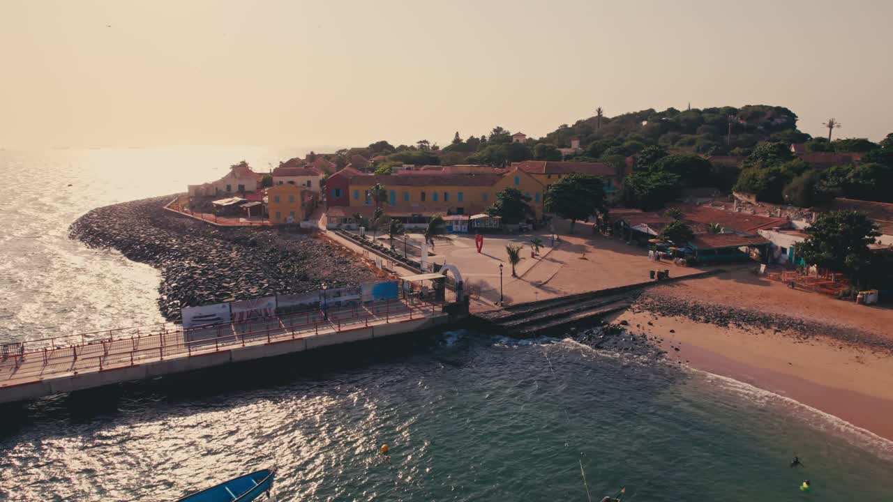 Vista aerea dell'isola di Gorée, un sito Patrimonio dell'Umanità UNESCO, è magica di giorno con un tramonto incantevole