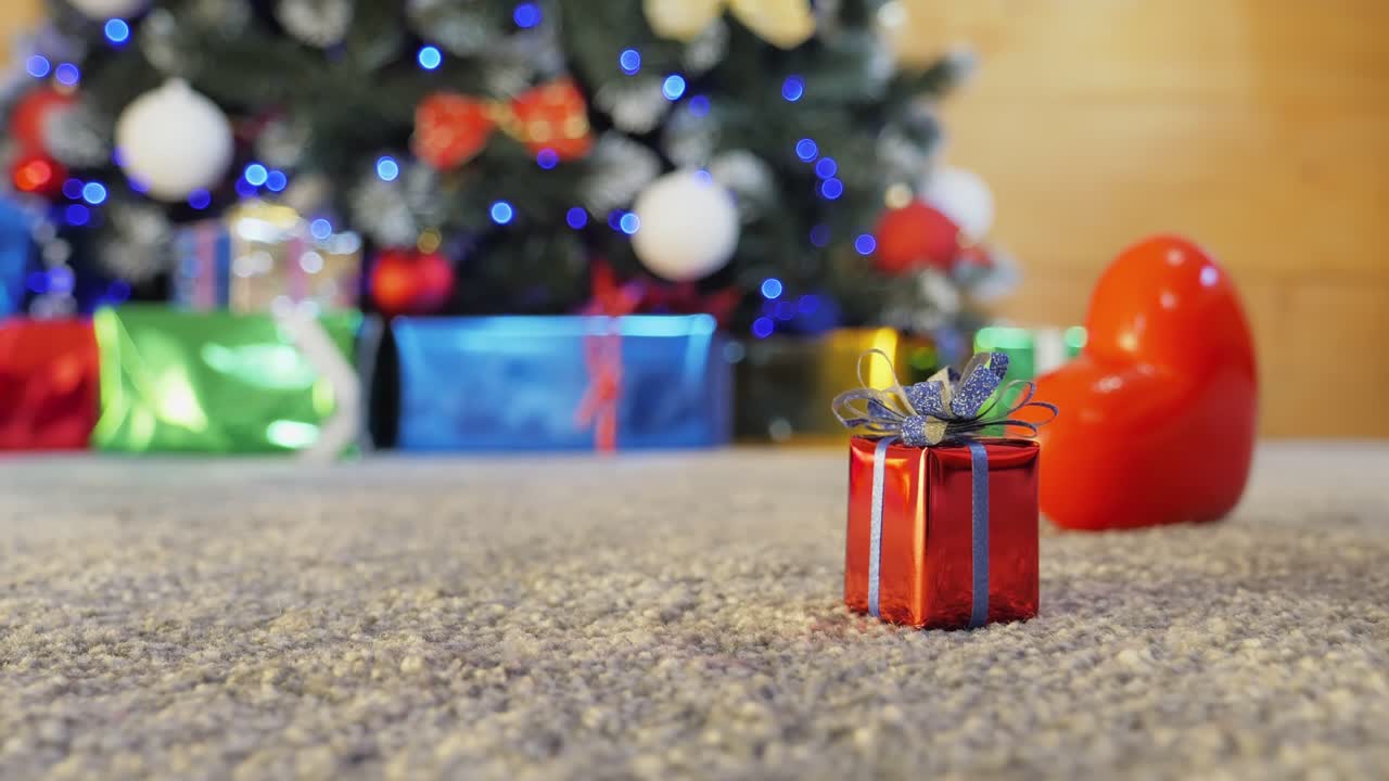 pequeño regalo de navidad en la caja roja con corazón