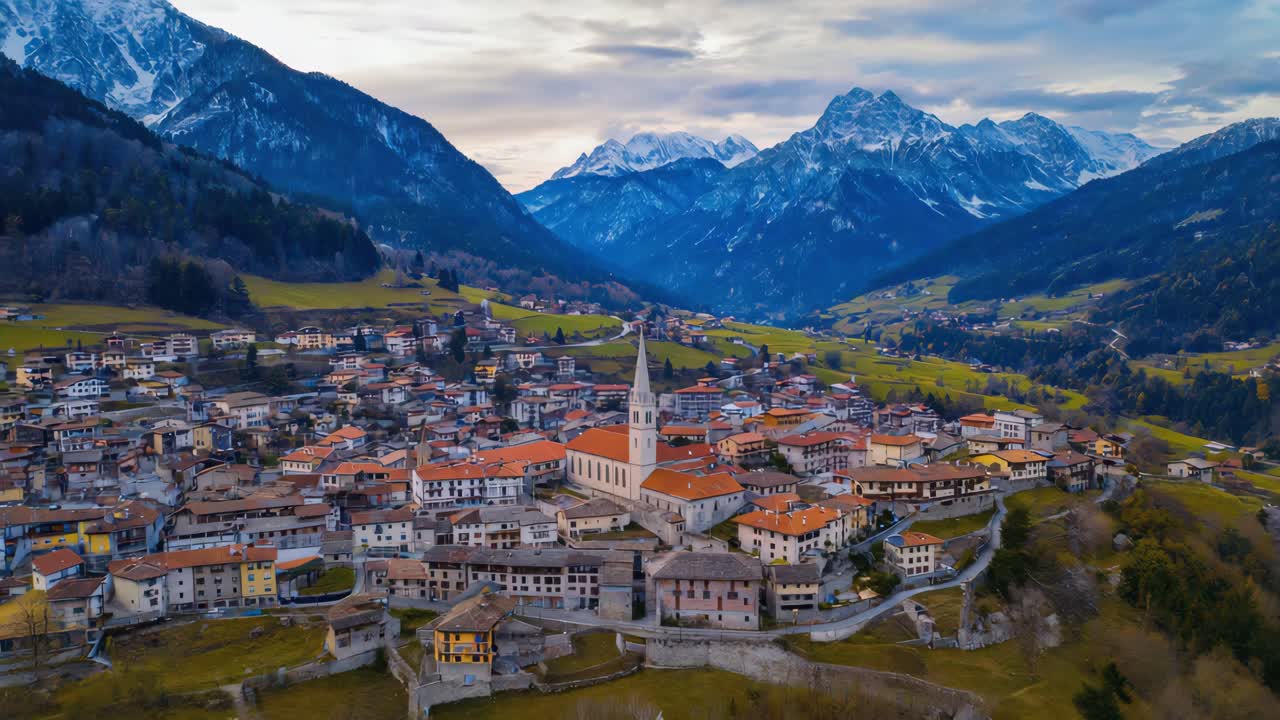 산 에 있는 마을 의 공중 사진
