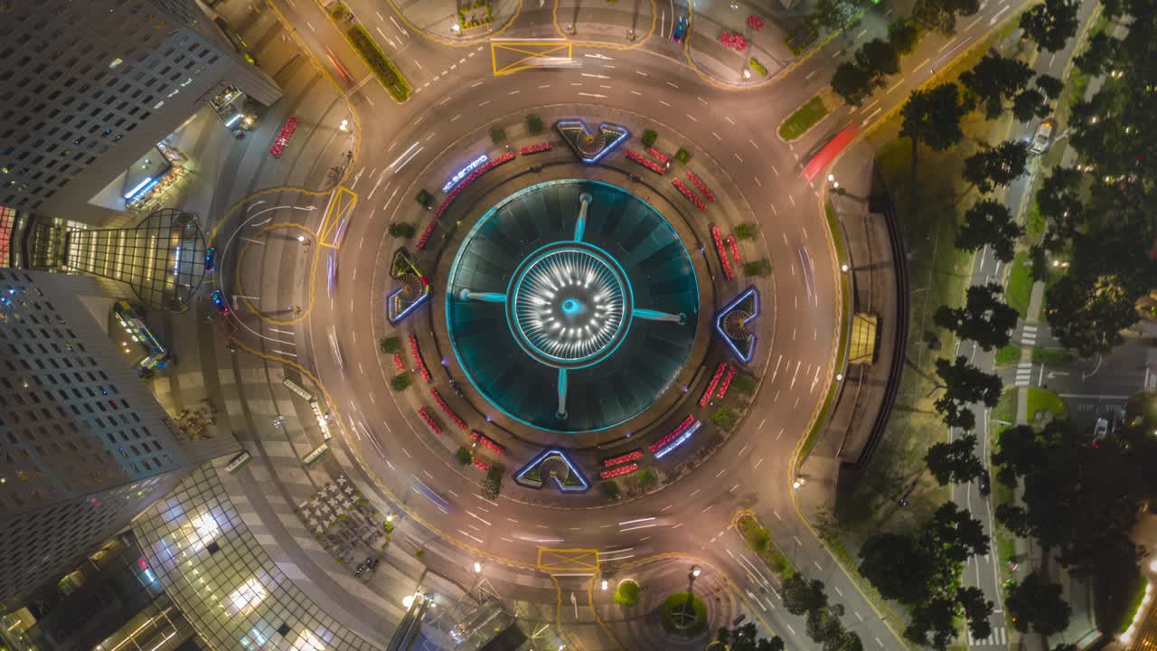 4k, hyperlapse tráfico vista superior volar sobre el distrito financiero de singapur con rascacielos. fuente de riqueza en la ciudad de suntec en singapur. círculo de tráfico en el centro de negocios.