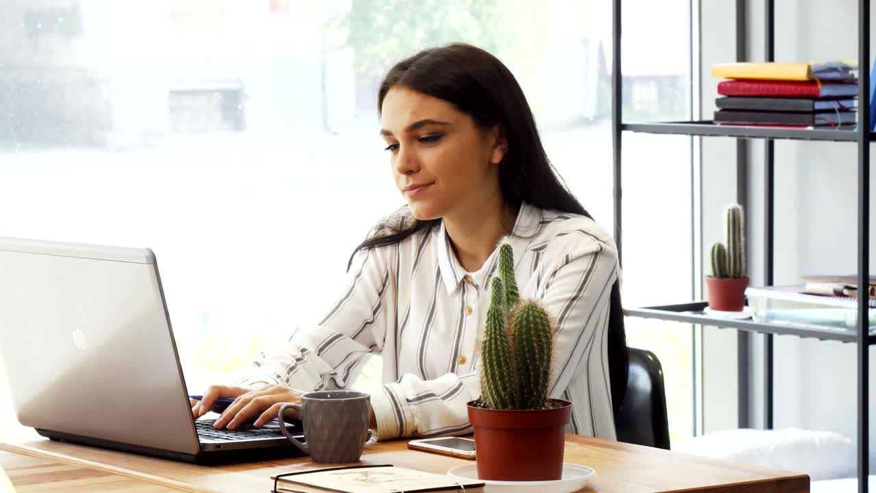 Joven empresaria atractiva disfrutando de su trabajo en la oficina