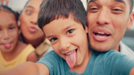 familia, selfie y cara divertida de los niños