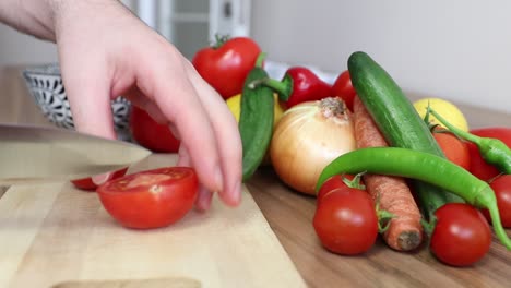 Haciendo-Ensalada-De-Comida-En-La-Cocina