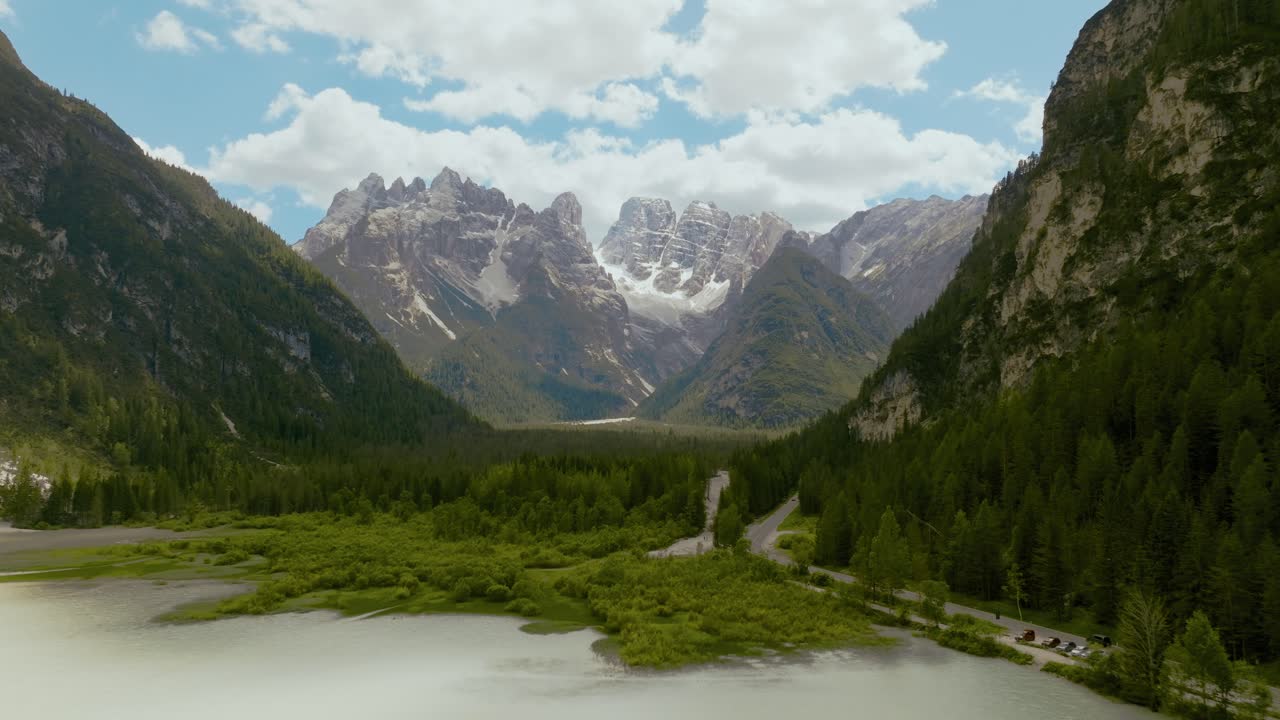 이탈리아 호수와 백운석 알프스의 공중 드론 샷, 4k