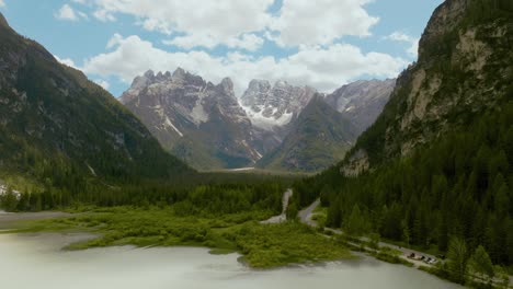 toma aérea de drones de los alpes dolomitas con el lago italia, 4k