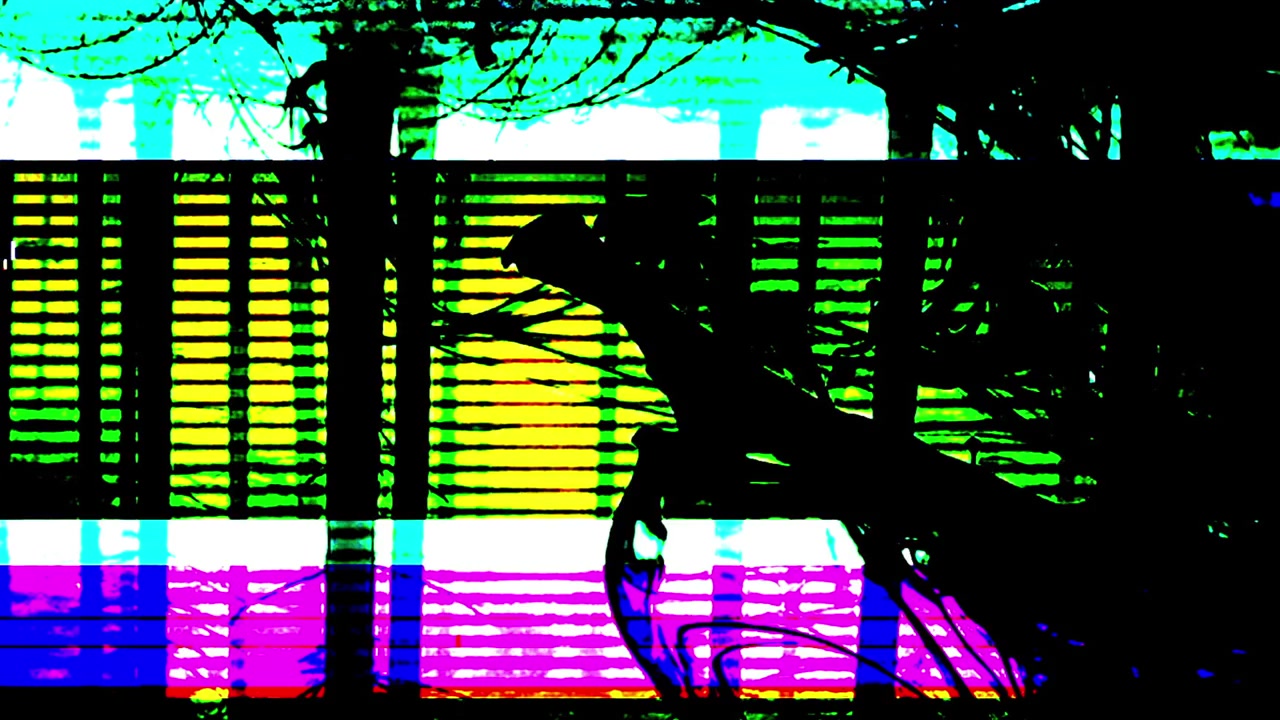 Glitch art astratta con distorsione digitale ed elementi a silhouette