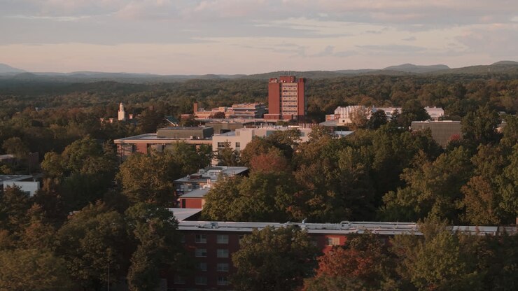 Vista aerea della SUNY New Paltz in una giornata autunnale