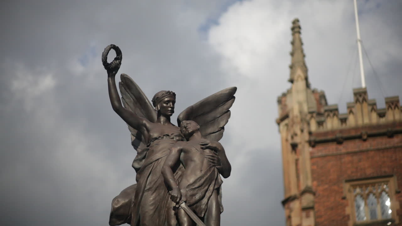 la estatua del ángel y el soldado de thomas brock en la universidad de queen en belfast