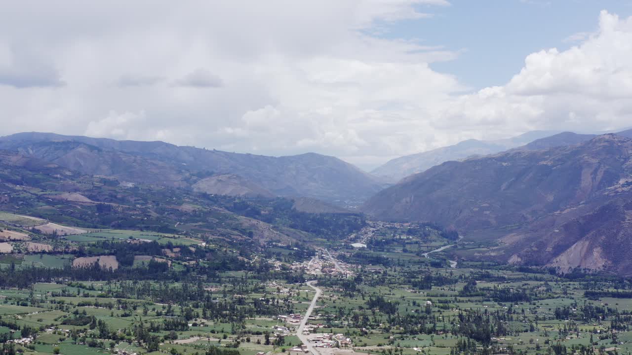 pueblo valle abajo alrededor de yungay, ancash, peru - uhd