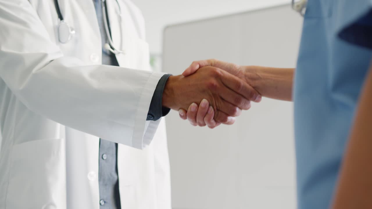 dottori maschi e femmine che si stringono la mano 4k