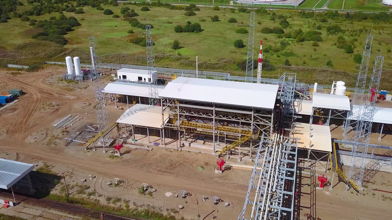 vista aérea de un sitio de construcción para una instalación de refinería de petróleo