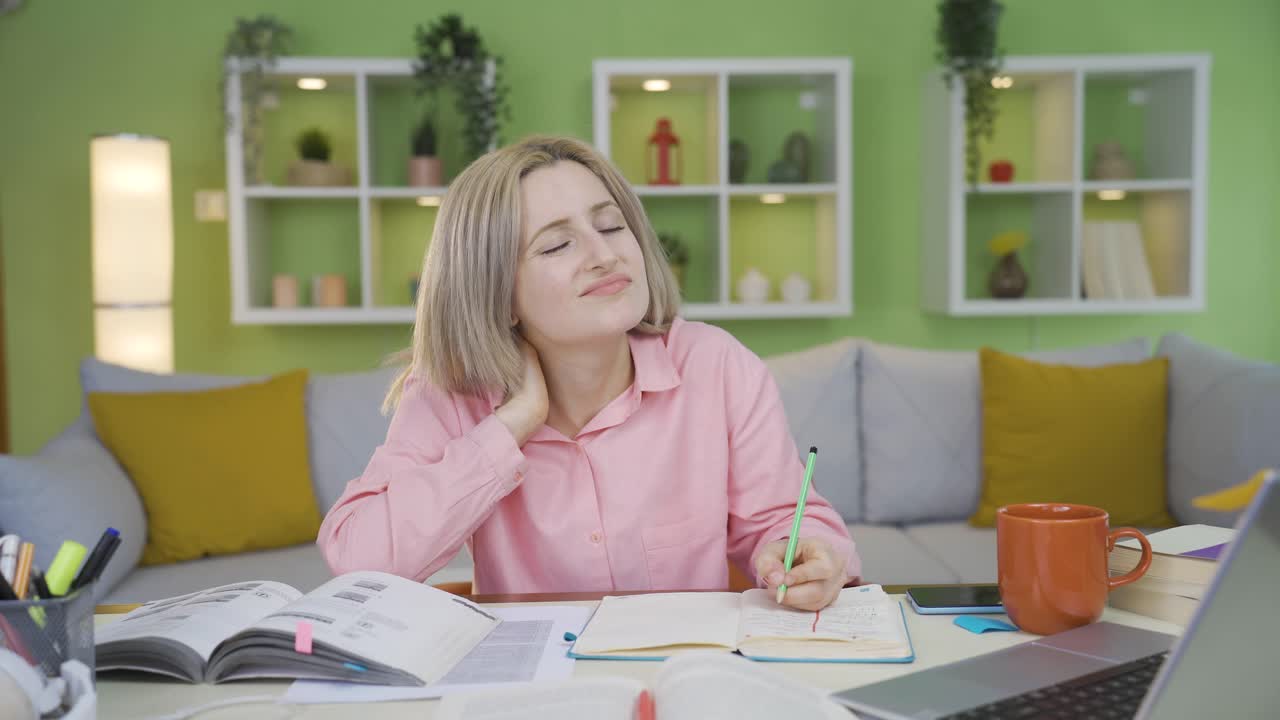 joven estudiante universitaria con dolor de cuello mientras leía.