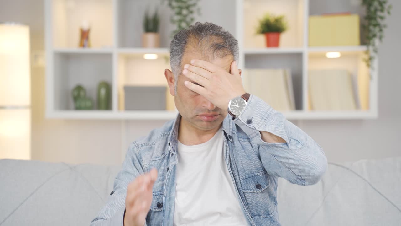 편두통을  ⁇ 고 있는 남자는 통증을 경험하고 있습니다.