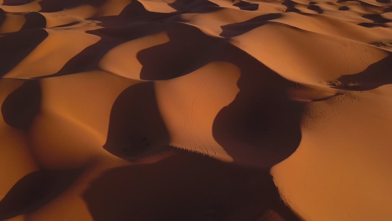 antena: dunas de arena del desierto del sahara