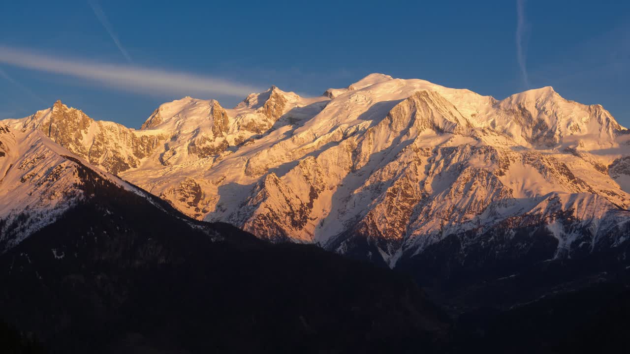 la cordillera del mont blanc. el lapso de tiempo desde la puesta del sol hasta el crepúsculo. chamonix, haute-savoie, alpes, francia