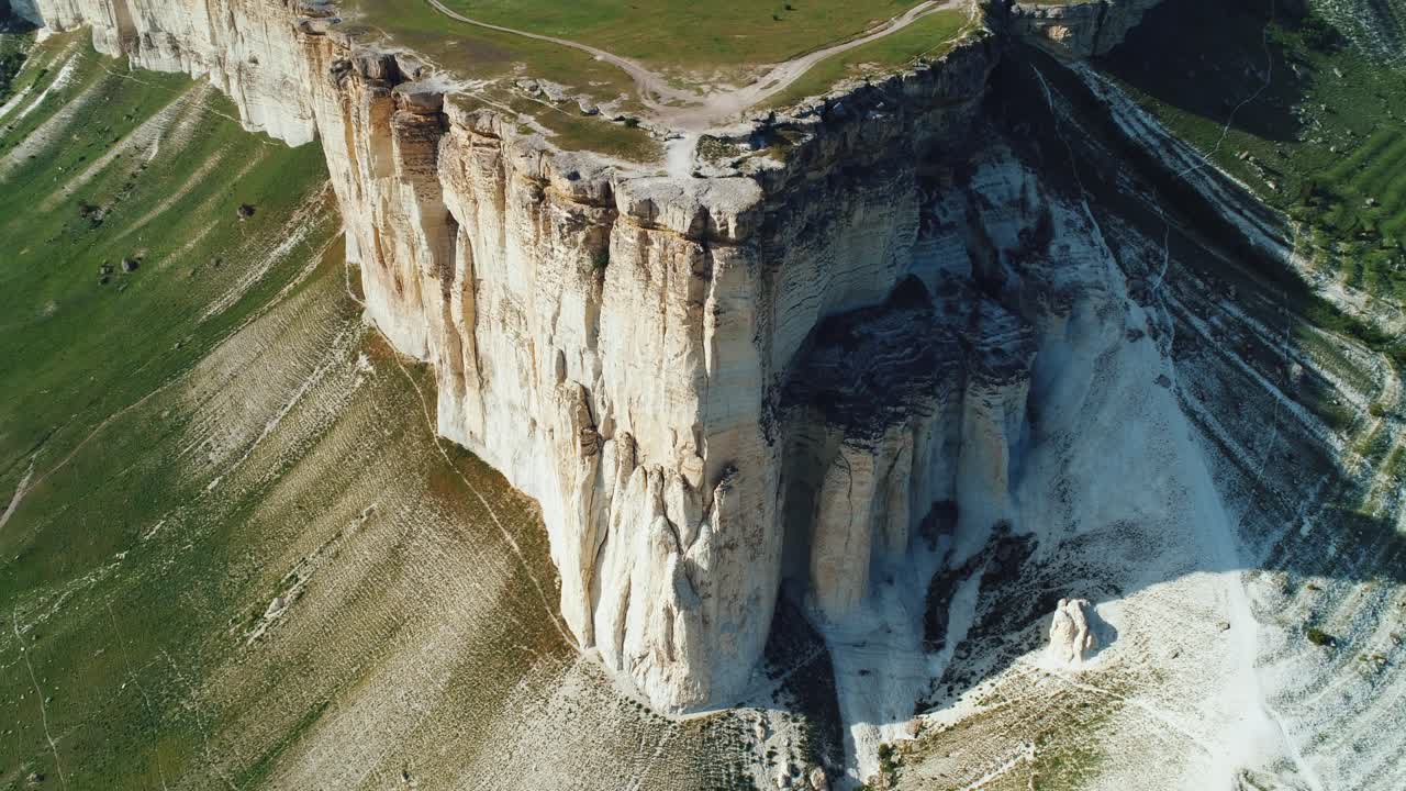 극적 인 색 절벽 면 의 공중 풍경