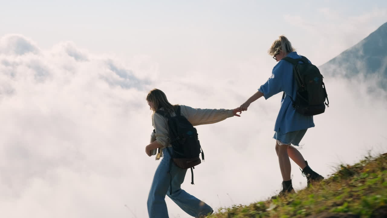 두 명의 여성이 구름을 가로질러 산책하고 있습니다.