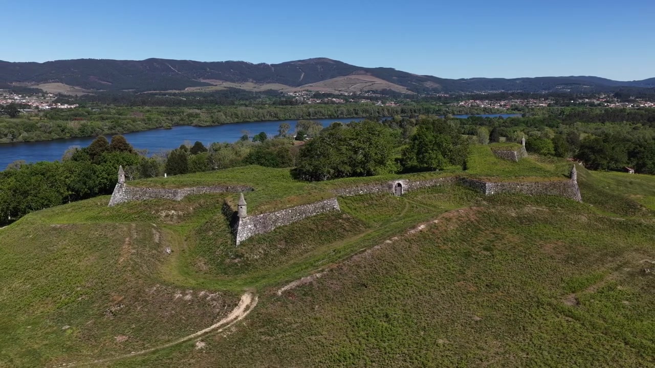 Historisk fæstning São Francisco de Lovelhe droneoptagelser over Vila Nova de Cerveira, Portugals og Spaniens grænse