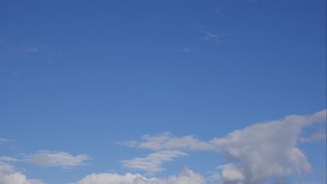 blauer himmel weiße wolken. puffy fluffy weiße wolken. cumulus wolke scape timelapse. summer blue sky time lapse. dramatische majestätische erstaunliche blaue himmel. weiche weiße wolke bilden. wolken time lapse hintergrund