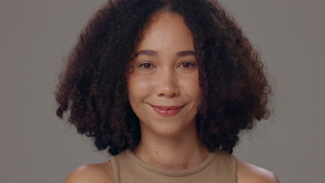 retrato de uma mulher sorridente com cabelos encaracolados