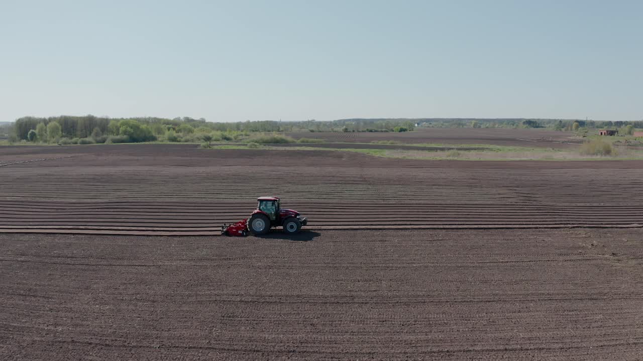 un tractor con cuchillas corta agujeros para preparar el campo antes de plantar. maquinaria agrícola.