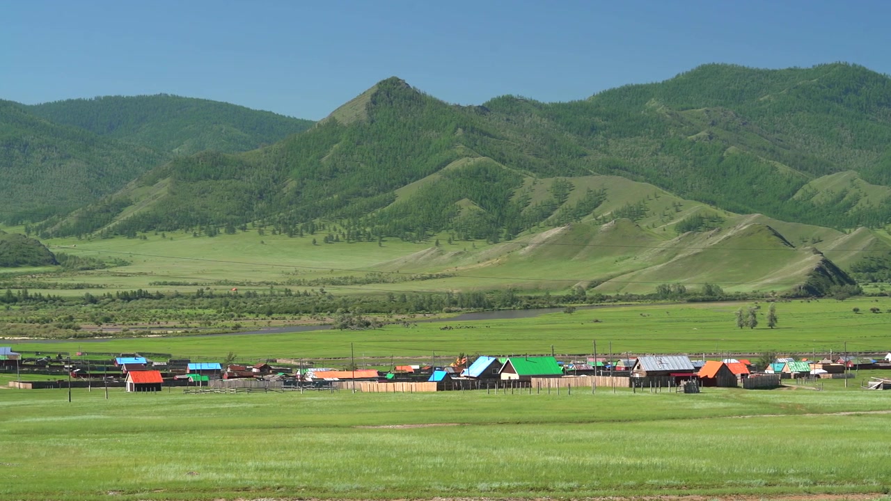 Pequeño pueblo anidado en un exuberante valle verde en Mongolia