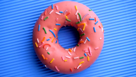 el donut glazado de primer plano.